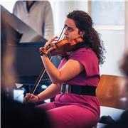 Studentessa magistrale in Violino impartisce lezioni di violino, storia della musica e un primo approccio alla musica
